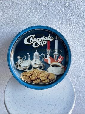 Antique.    a.n.a Blue Chocolate Chip Danish Butter Cookies Tin